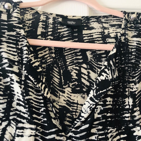 Abstract-patterned sleeveless blouse - Picture 3 of 4